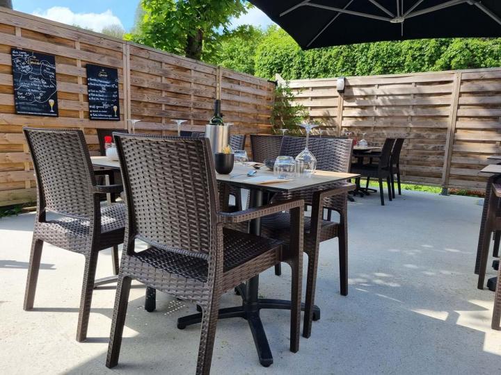Profitez des beaux temps et d’un repas copieux sur la terrasse de notre restaurant.